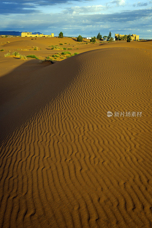 在Erg Chebbi沙漠的沙子，Merzouga，摩洛哥，北非